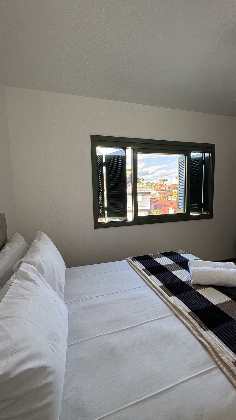 Apto 2D ensolarado, sacada e garagem, centro