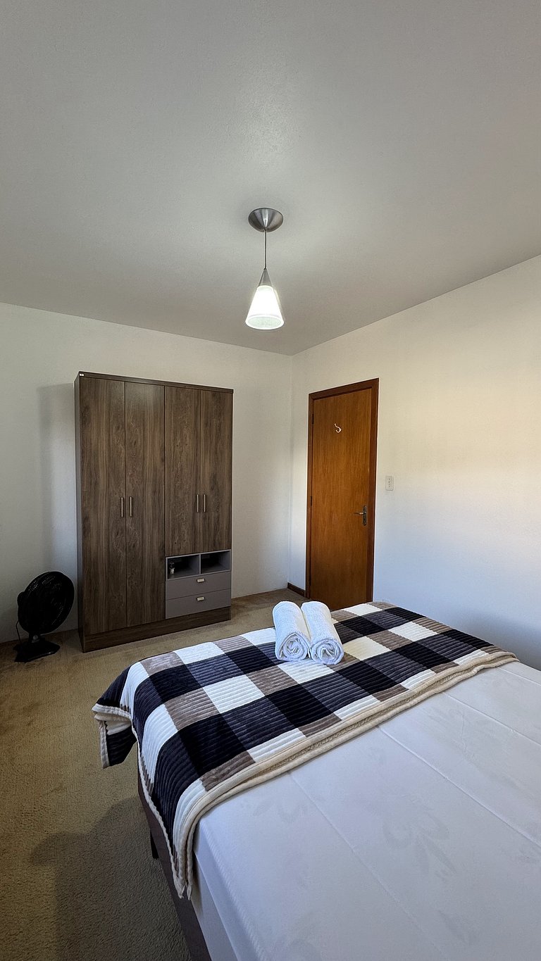 Apto 2D ensolarado, sacada e garagem, centro