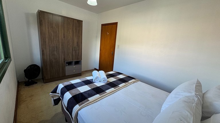 Apto 2D ensolarado, sacada e garagem, centro