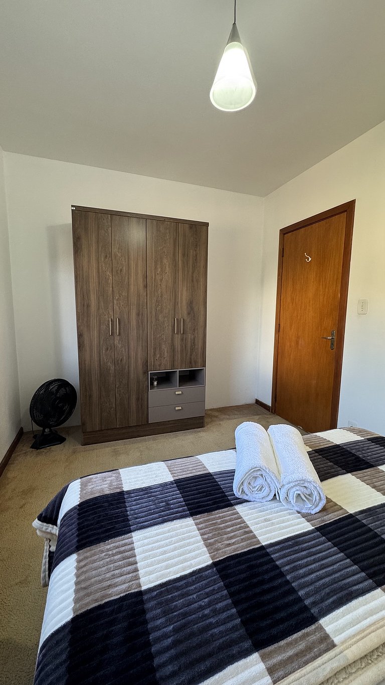 Apto 2D ensolarado, sacada e garagem, centro