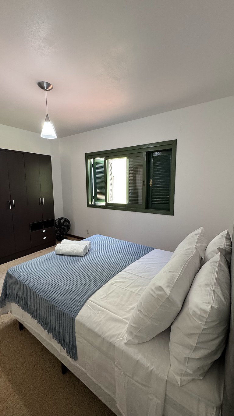 Apto 2D ensolarado, sacada e garagem, centro