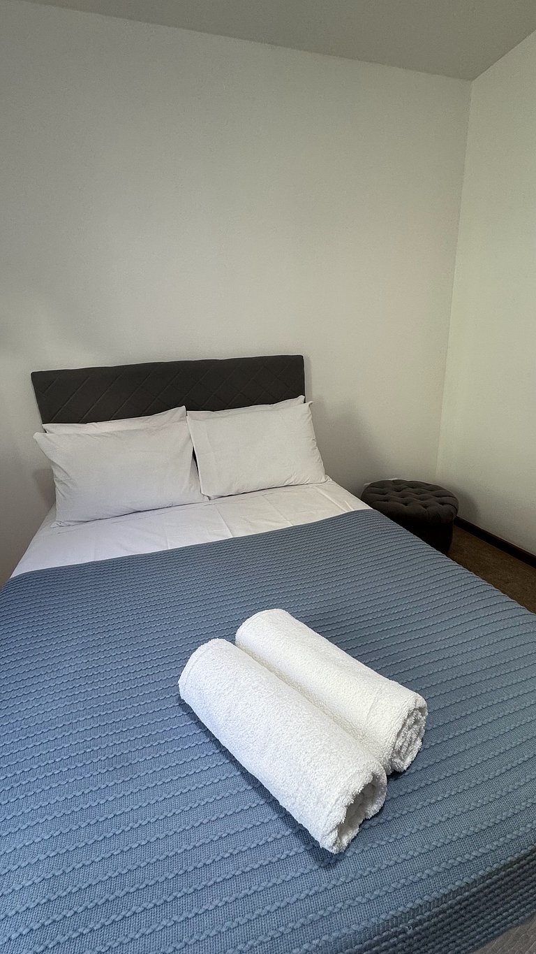 Apto 2D ensolarado, sacada e garagem, centro