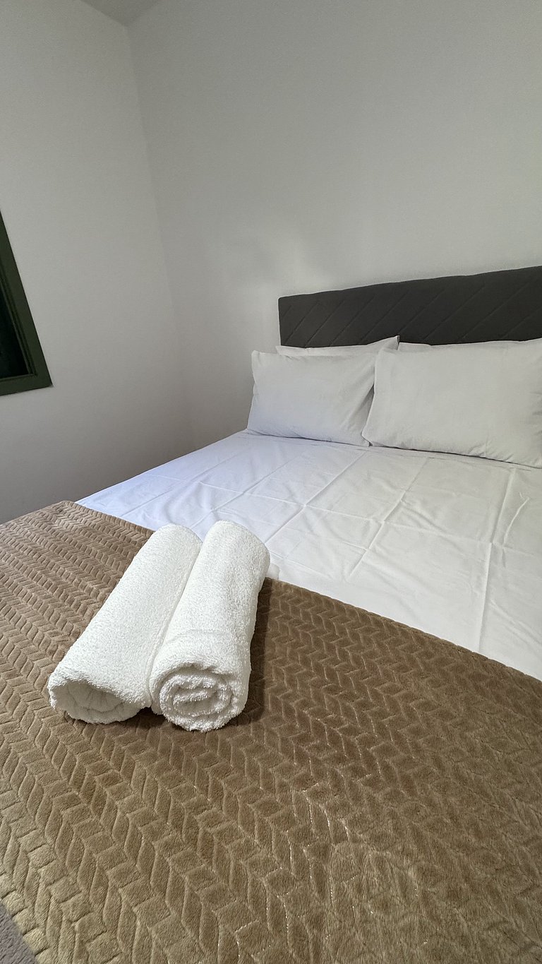 Apto 2D ensolarado, sacada e garagem, centro