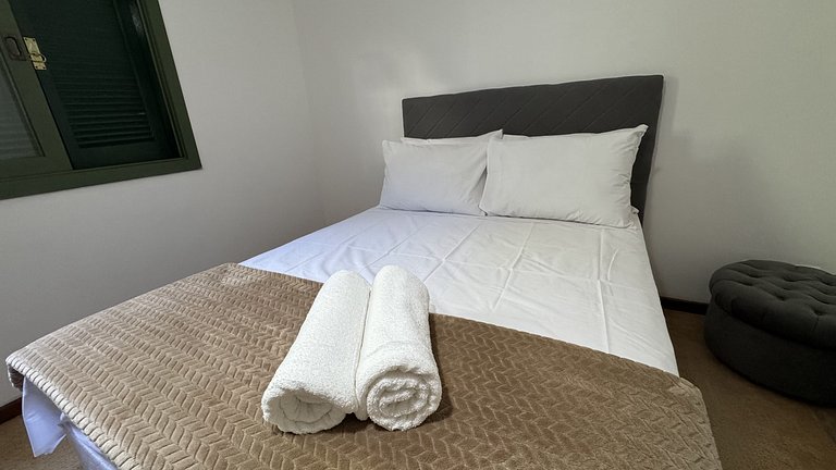 Apto 2D ensolarado, sacada e garagem, centro