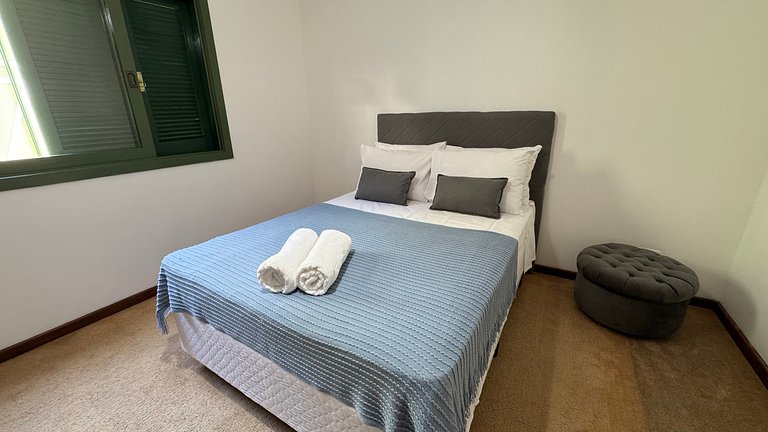 Apto 2D ensolarado, sacada e garagem, centro