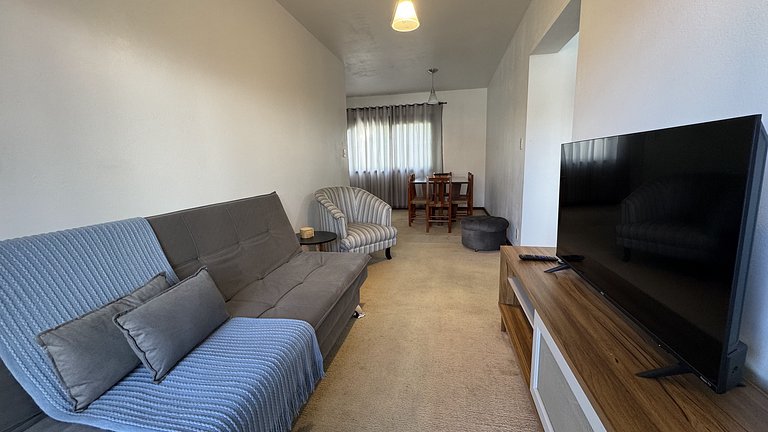 Apto 2D ensolarado, sacada e garagem, centro