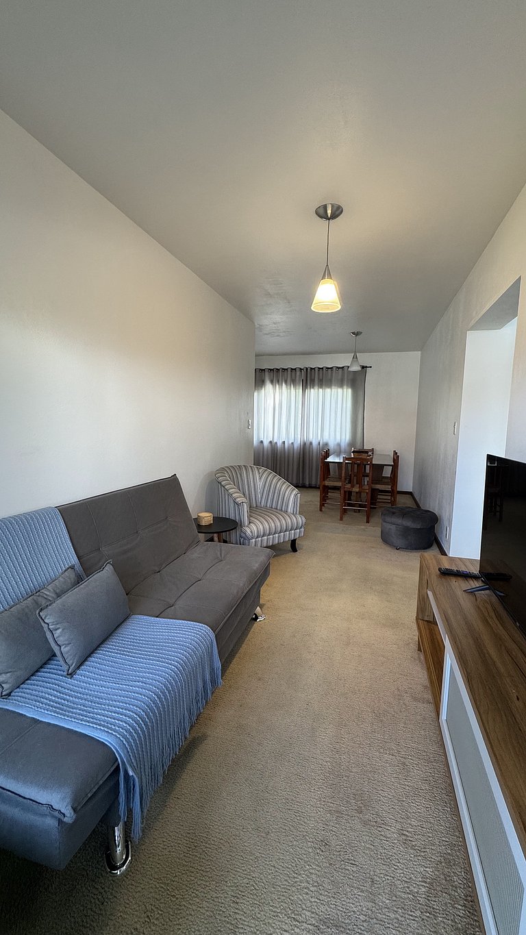 Apto 2D ensolarado, sacada e garagem, centro