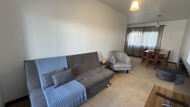 Apto 2D ensolarado, sacada e garagem, centro