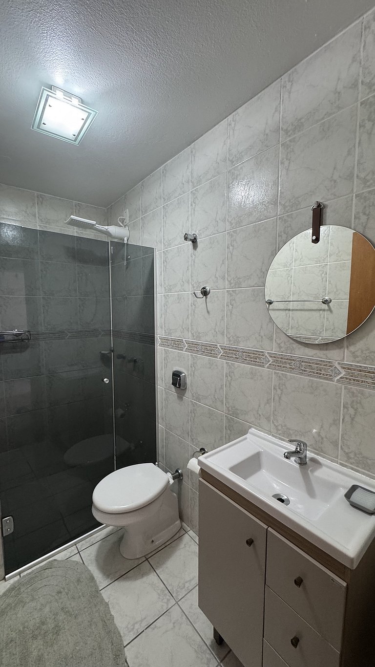 Apto 2D ensolarado, sacada e garagem, centro