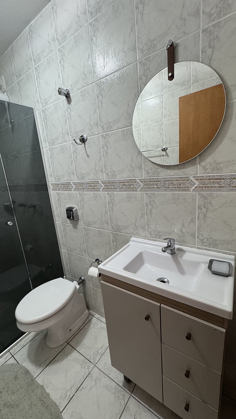 Apto 2D ensolarado, sacada e garagem, centro