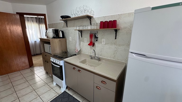 Apto 2D ensolarado, sacada e garagem, centro