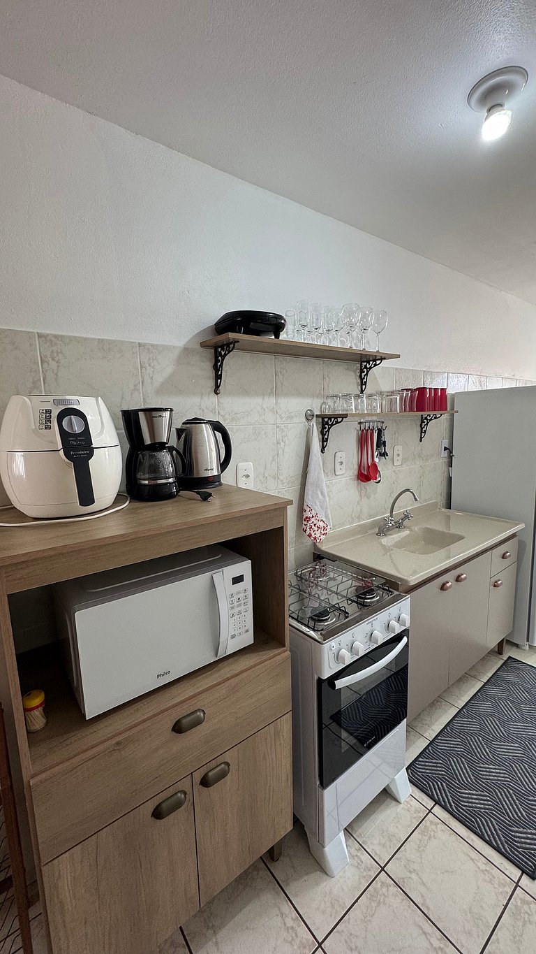 Apto 2D ensolarado, sacada e garagem, centro