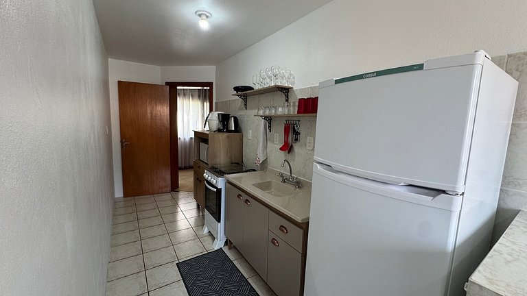 Apto 2D ensolarado, sacada e garagem, centro