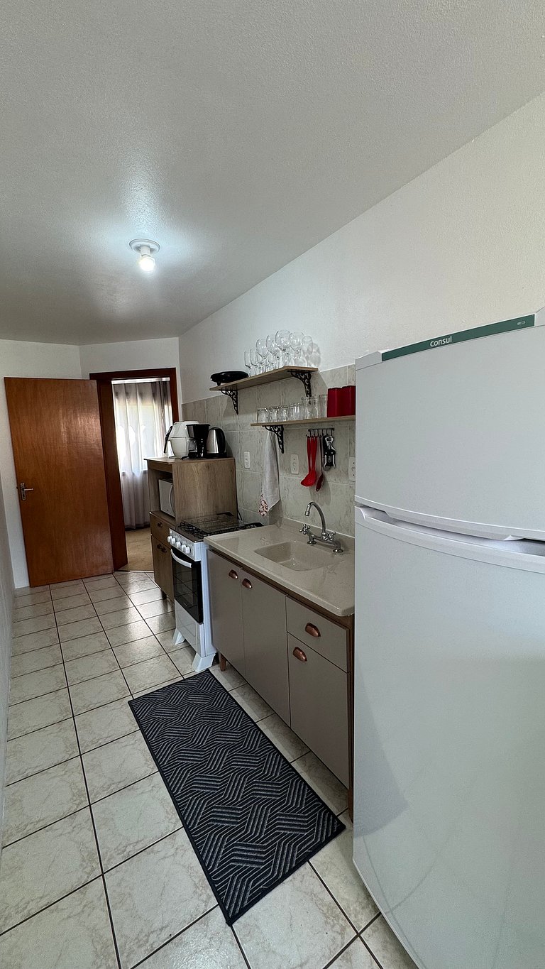 Apto 2D ensolarado, sacada e garagem, centro