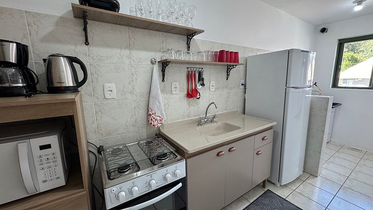 Apto 2D ensolarado, sacada e garagem, centro