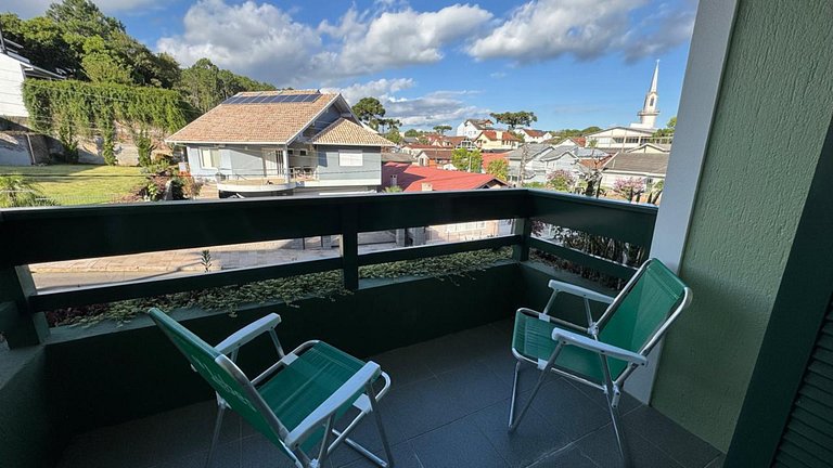 Apto 2D ensolarado, sacada e garagem, centro