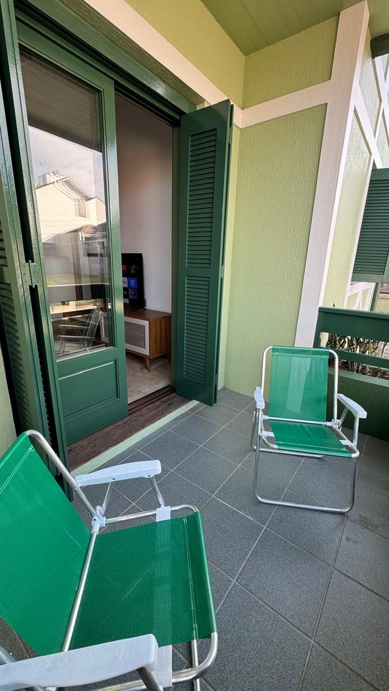 Apto 2D ensolarado, sacada e garagem, centro