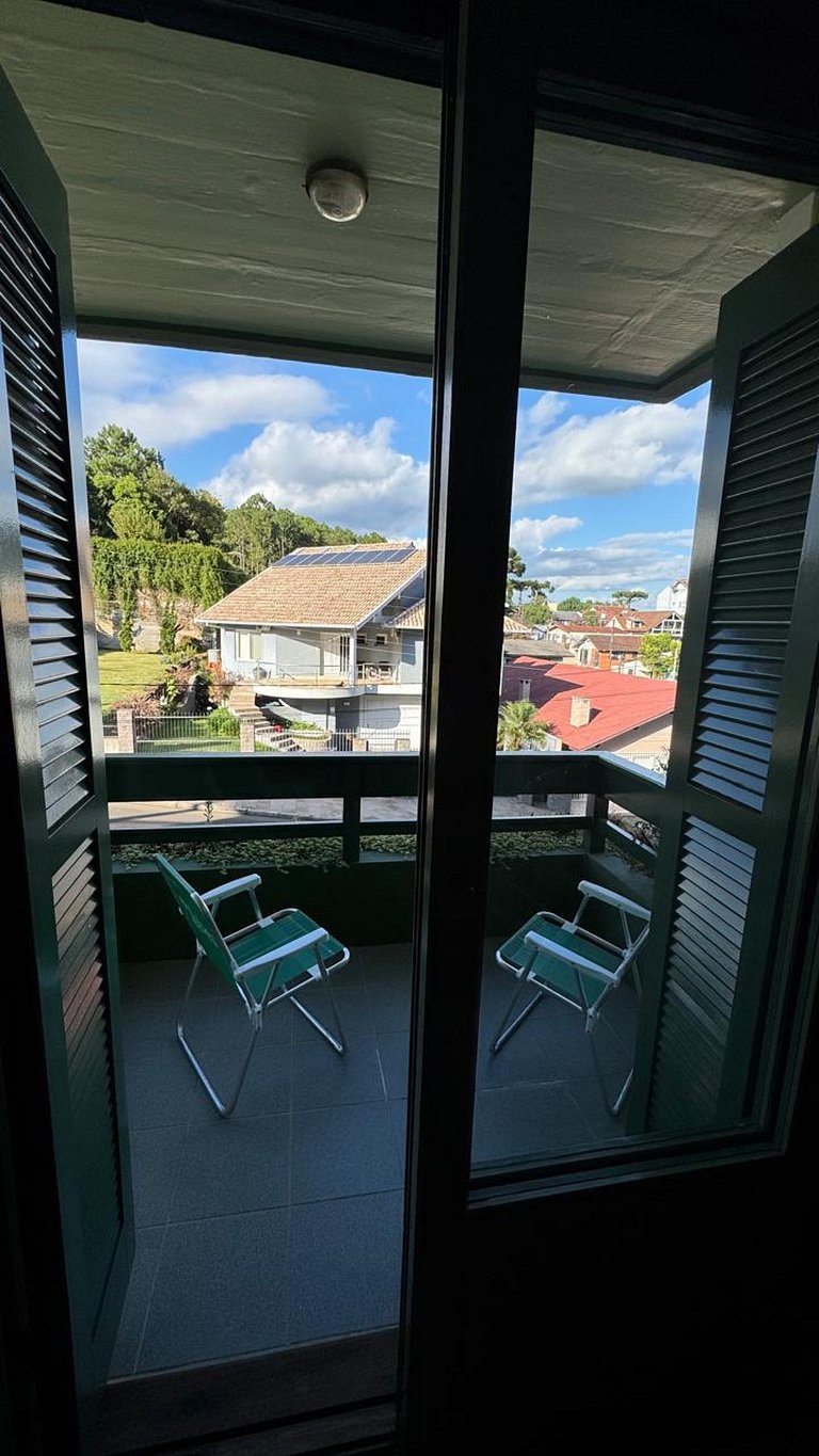 Apto 2D ensolarado, sacada e garagem, centro