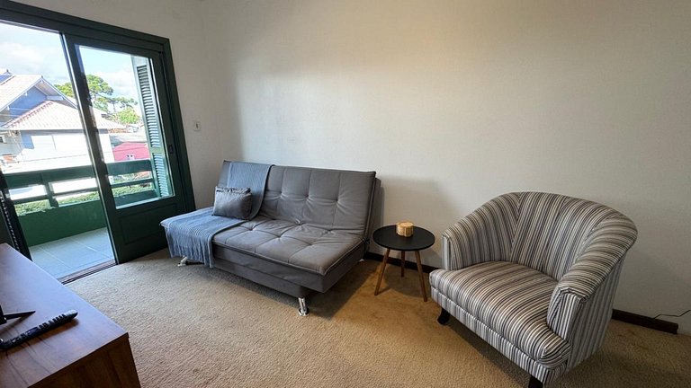 Apto 2D ensolarado, sacada e garagem, centro