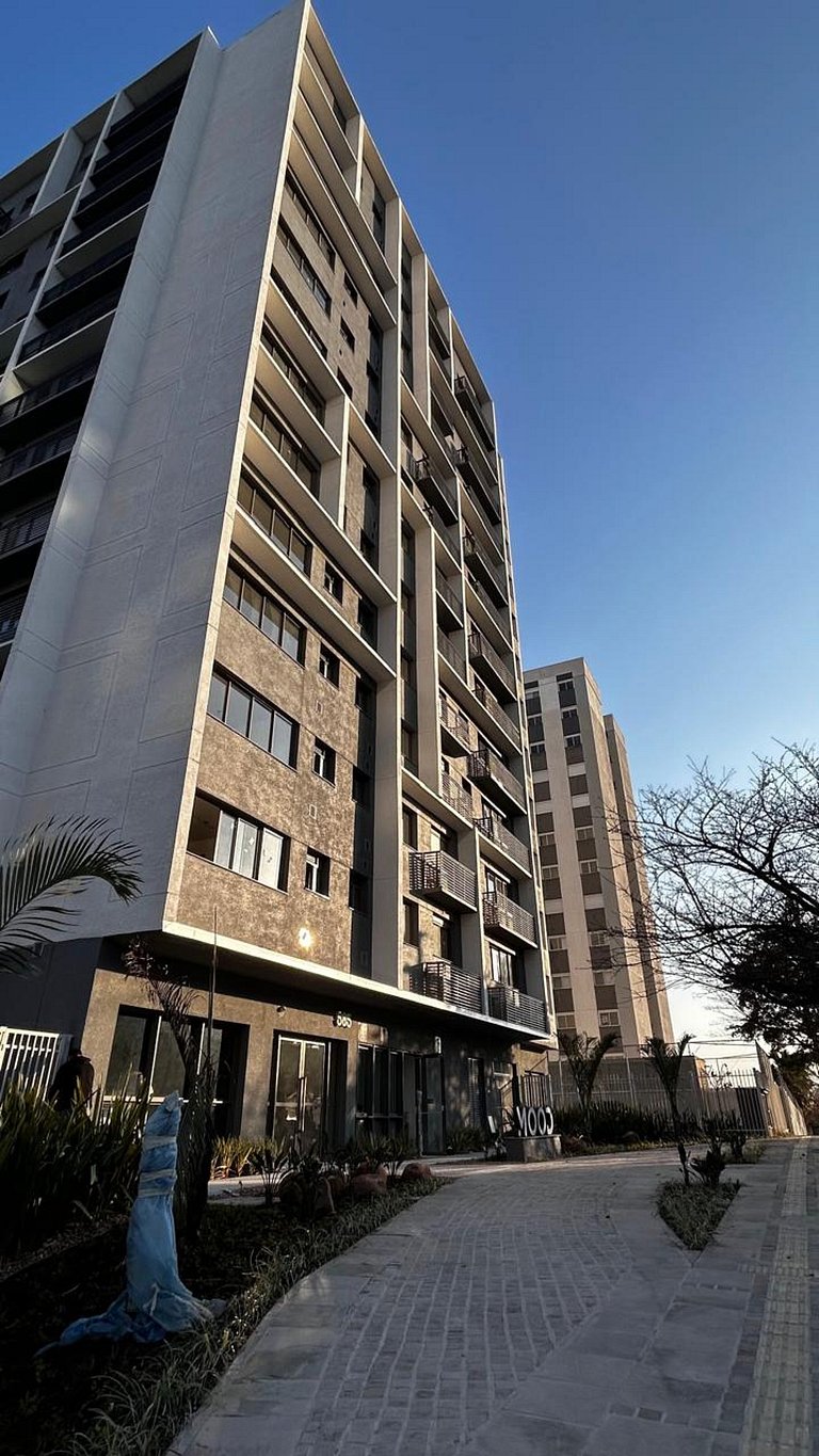 Condomínio com piscina, academia, coworking e segurança 24h.