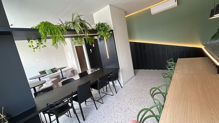 Condomínio com piscina, academia, coworking e segurança 24h.