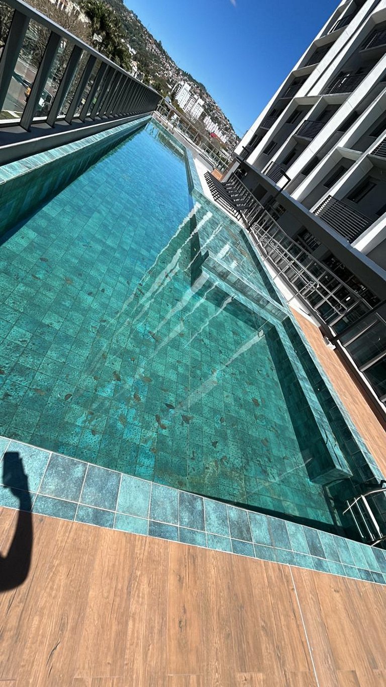 Condomínio com piscina, academia, coworking e segurança 24h.