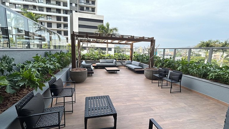 Condomínio com piscina, academia, coworking e segurança 24h.