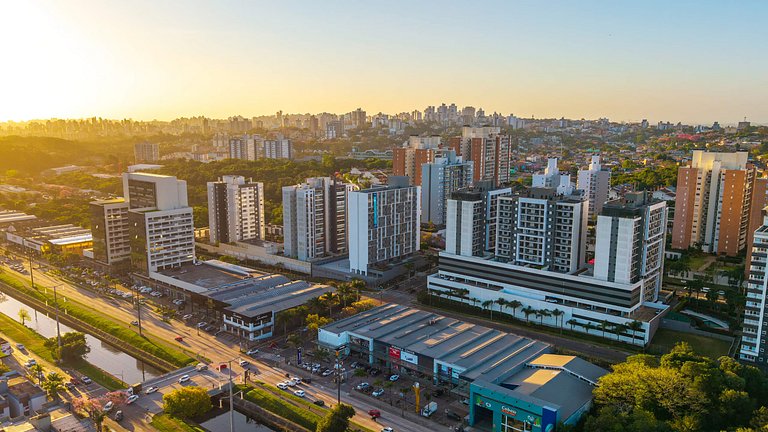 Condomínio com piscina, academia, coworking e segurança 24h.