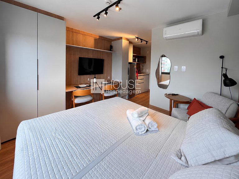 Studio Moderno com cama Queen | Piscina e Academia