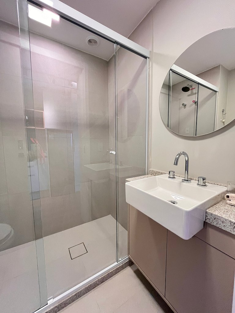 Studio Moderno com cama Queen | Piscina e Academia