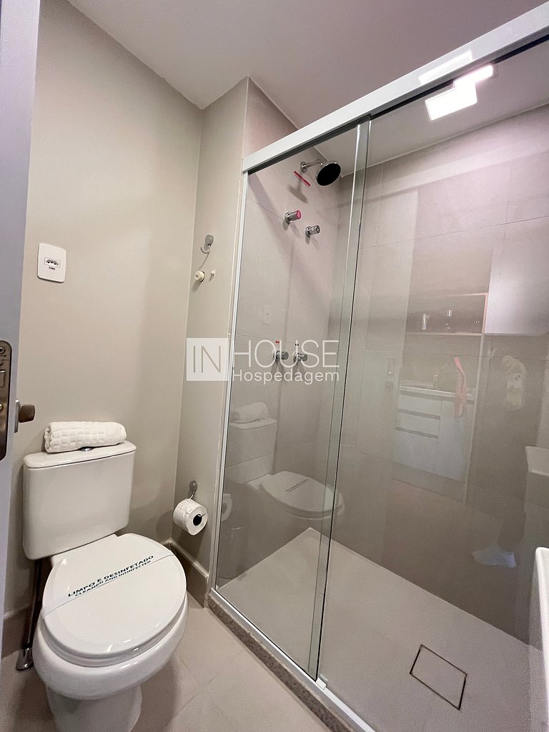 Studio Moderno com cama Queen | Piscina e Academia