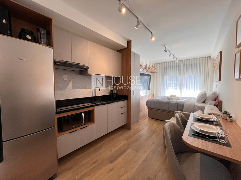 Skyglass | Studio com Varanda e TV 65” | Moinhos
