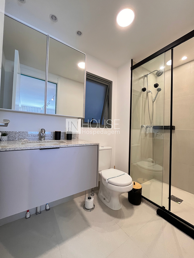 Skyglass | Studio com Varanda e TV 65” | Moinhos